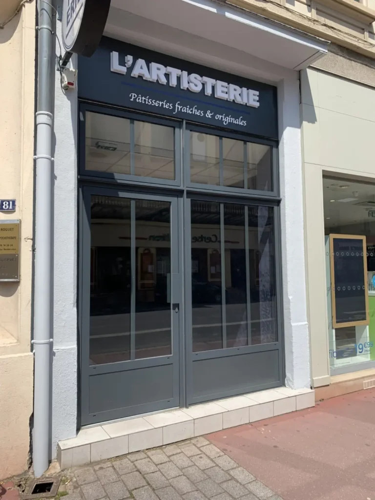 Installation vitrine commerciale aluminium gris anthracite Lyon - devanture magasin moderne avec profilés fins