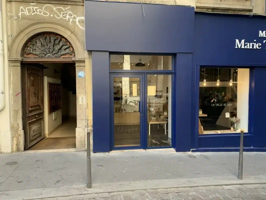Devanture magasin aluminium bleue RAL 5003 avec châssis vitré et porte grand trafic - Lyon 1er arrondissement - 1001 Fenêtres