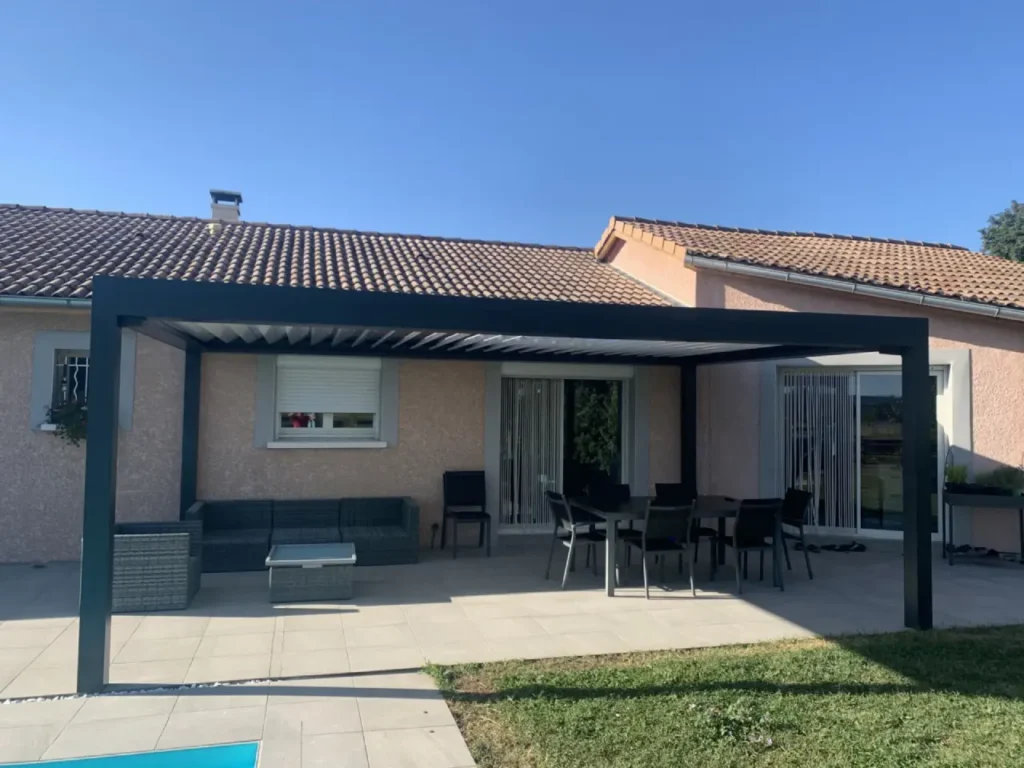 Installation pergola bioclimatique adossée aluminium Moidieu-Détourbe région lyonnaise - Protection soleil intempéries 1001 Fenêtres