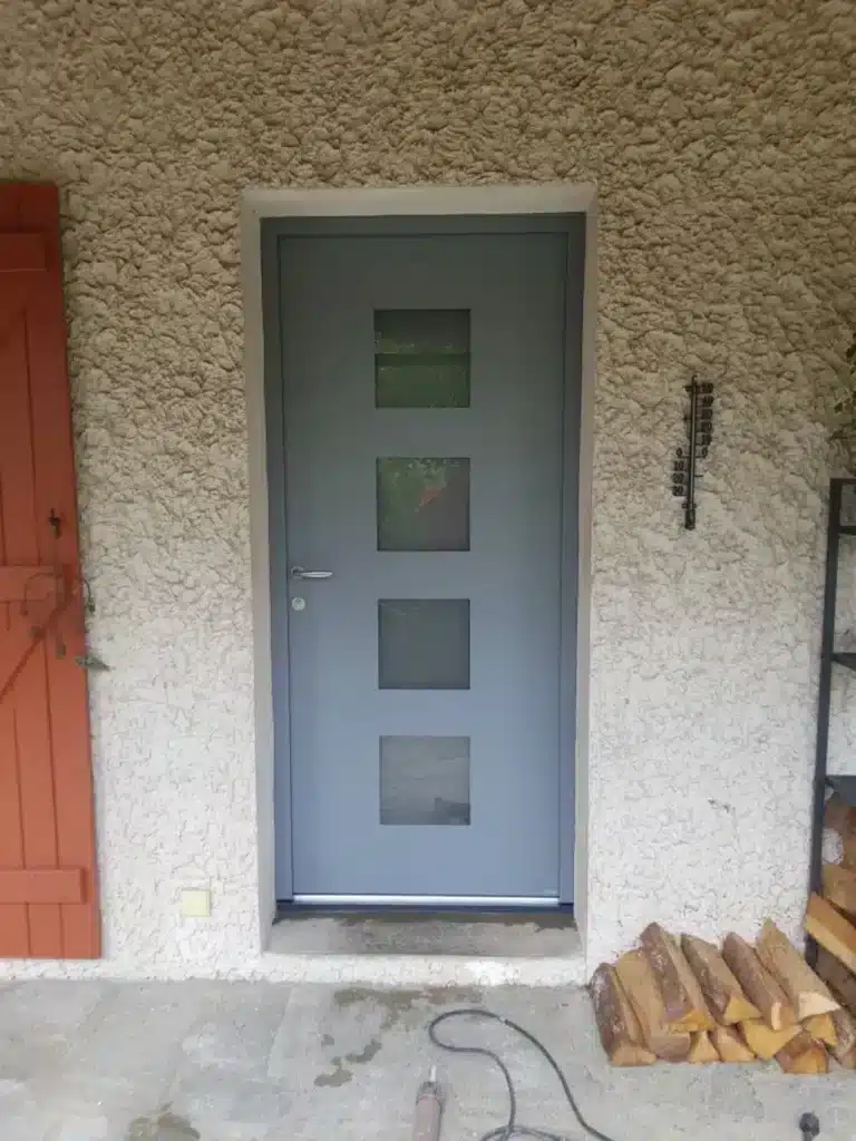 Porte d'entrée aluminium Bel'M modèle Marsa gris RAL 7004 installée à Sathonay-Camp par 1001 Fenêtres - menuiserie moderne et performante