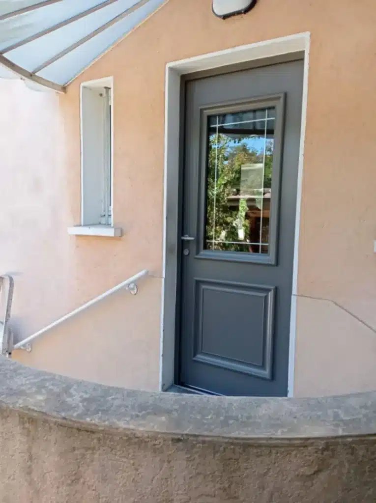 Porte d'entrée aluminium Bel'M modèle Isaac gris anthracite installée à Caluire - 1001 Fenêtres Lyon