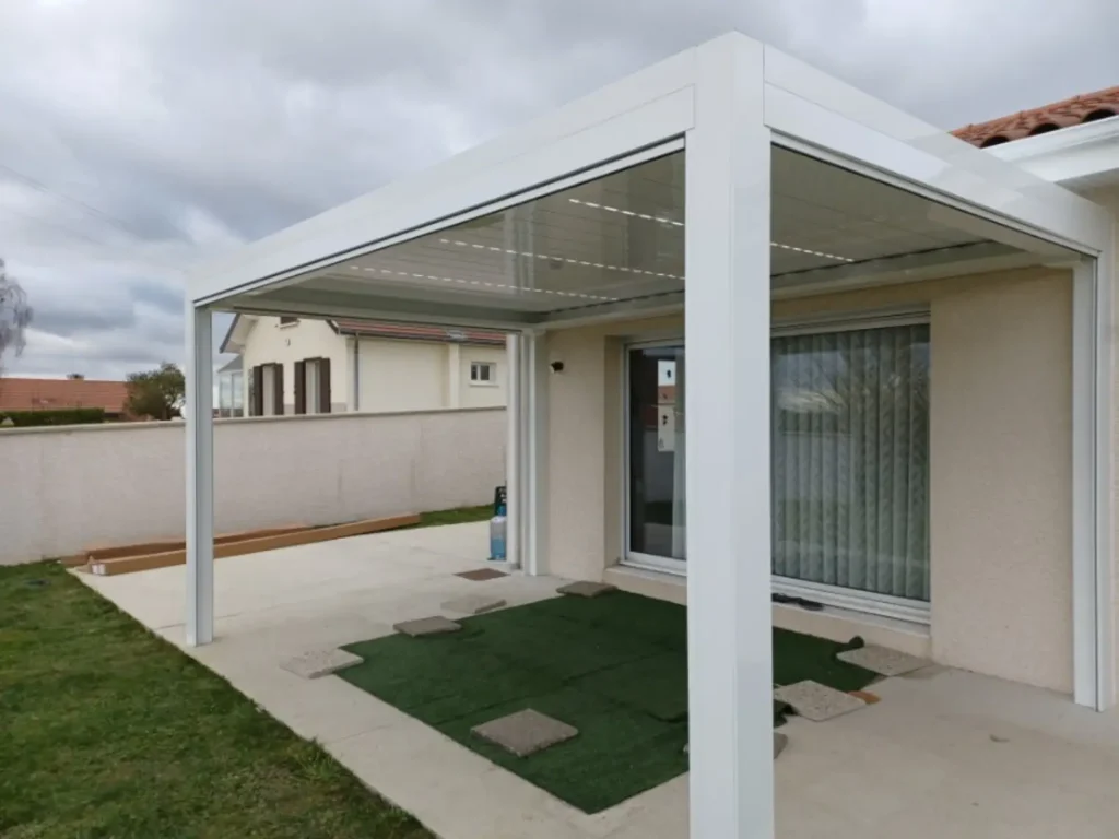 Pergola aluminium RAL 9016 adossée façade avec stores protection solaire Saint-Georges-d'Espéranche 38