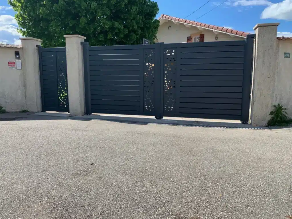 Portail aluminium battant Kostum avec découpe laser et portillon assorti installés à Cailloux-sur-Fontaines par 1001 Fenêtres