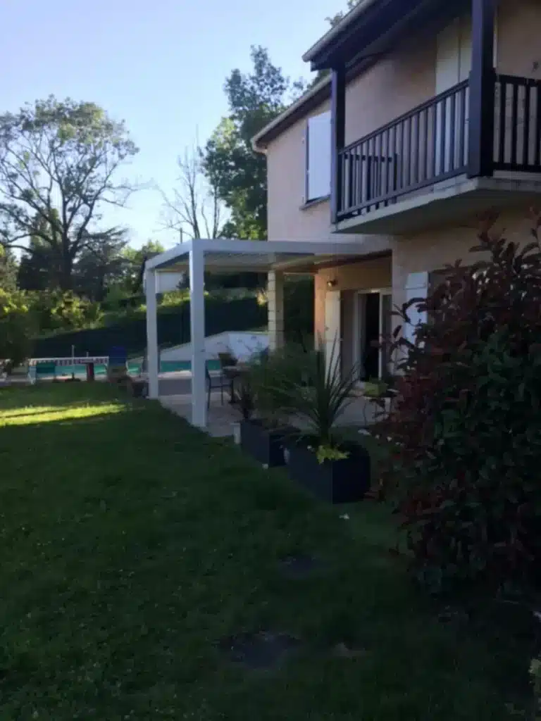 Pergola bioclimatique adossée Marquise blanche avec lames orientables - réalisation 1001 Fenêtres région lyonnaise