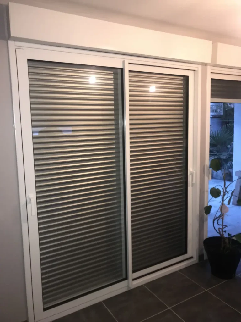 Porte-fenêtre coulissante aluminium 2 vantaux avec coffre volet intérieur Villars-les-Dombes